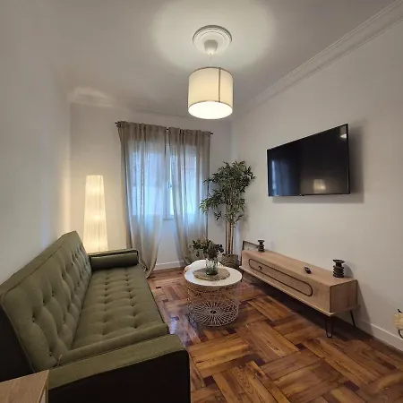 Moderno Con Garaje En 1a148 דירה