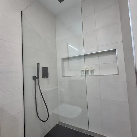 Moderno Con Garaje En 1a148 דירה גיחון